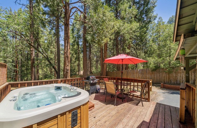 Cozy Cottage, on the creek w/hot tub!