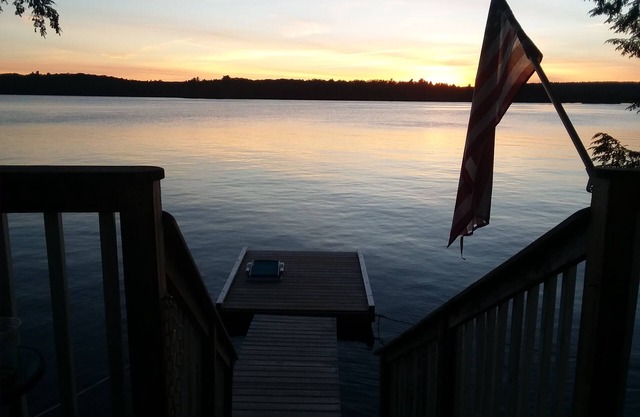 Cozy Cottage on water's edge of Lake Cobbosseecontee