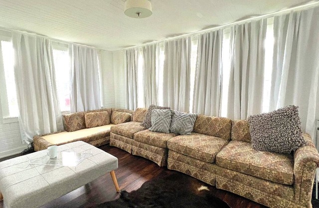 Cozy Cottage/One Block Away FromWater!