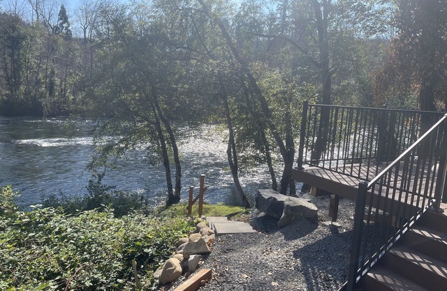 Cozy Cottage right on the McKenzie River!