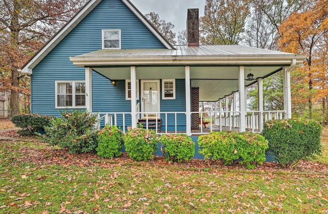 Cozy Cottage w/Fireplace & Private Yard