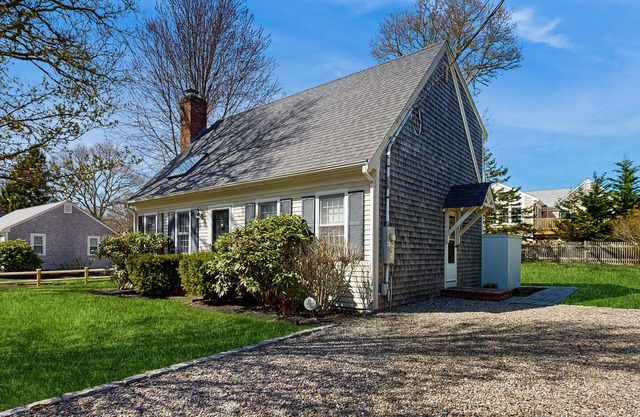 Cozy cottage w/game room & yard: close to beaches & entertainment