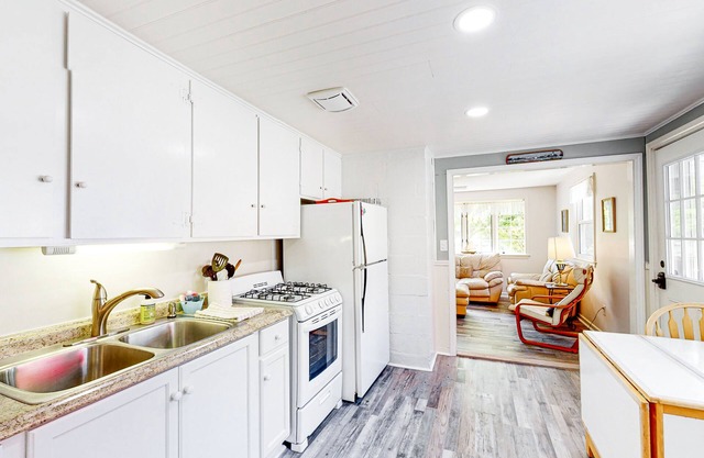 Cozy cottage w/ private deck, yard & grill - walk to Great Pond & Bristol Beach