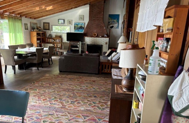 Cozy Cottage, waterfront, pet friendly, very close to attractions/theme parks.