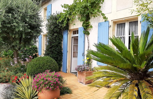 Cozy Cottage with Fireplace, Large Private Garden, and Near La Rochefoucauld
