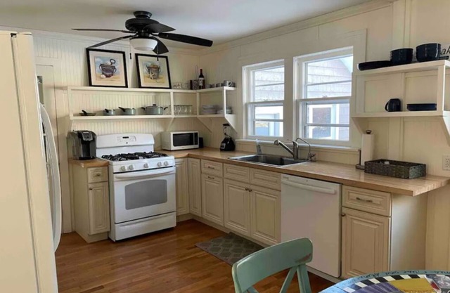 Cozy cottage with Higgins Lake peek-a-boo views
