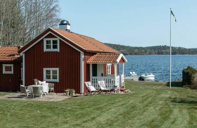 Cozy cottage with private beach