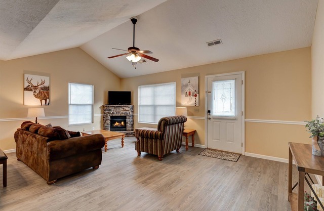 Cozy Cottage -with Hot Tub & Pool in the Heart of Pigeon Forge close to Parkway!