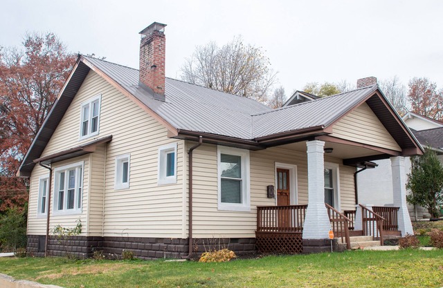 Cozy Cottage within walking distance of downtown!