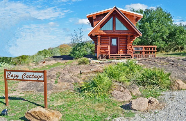 Cozy Cottage: Your Perfect Lakeside Hideaway!