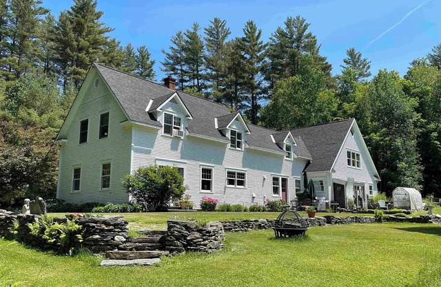 Cozy country cape w/sunny terrace & pond