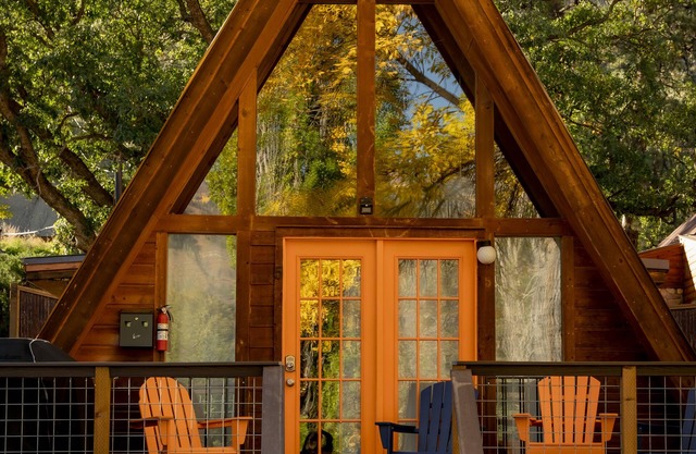 Cozy Country Chalet Between Downtown & Ski Resort
