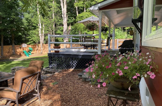 Cozy Country Cottage with Basketball Court/Spa/Fireplace/Enclosed Yard/Fire Pit