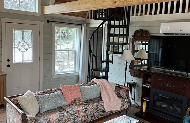Cozy Country Cottage; Family RetreatnJust minutes from Circle T