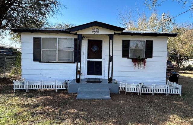 Cozy country feel 2-bedroom house in Cotulla with WiFi and ACnpets welcomed