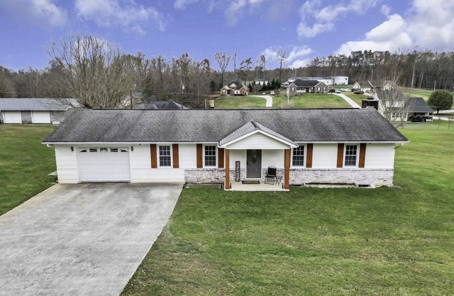 Cozy country home on 1.5 fenced acres - 10 min from Norris Lake & ATV Trails
