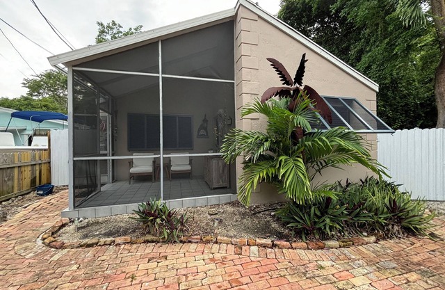 Cozy Couple Getaway! or Great Family Home in Great Location! Pet Friendly Yard!