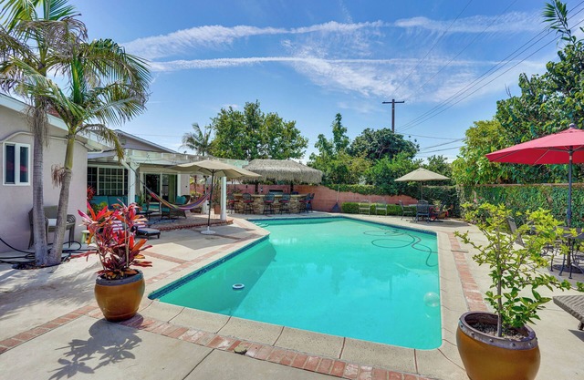 Cozy Couple's Oasis w/Pool: 3 Mi to Disneyland!