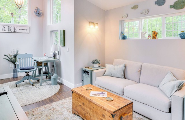 Cozy Couple's Retreat w/Hot Tub in Smithville!
