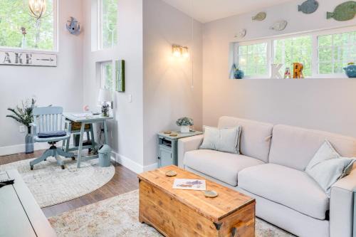 Cozy Couples Retreat with Hot Tub in Smithville!