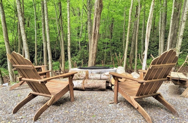 Cozy Cove Cabin: 3BR 2BA Modern Comfort Meets Rustic Charm