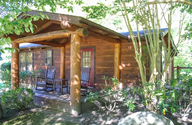 Cozy Creek: Cozy Cabin with Large Deck Overlooking Mountain Stream