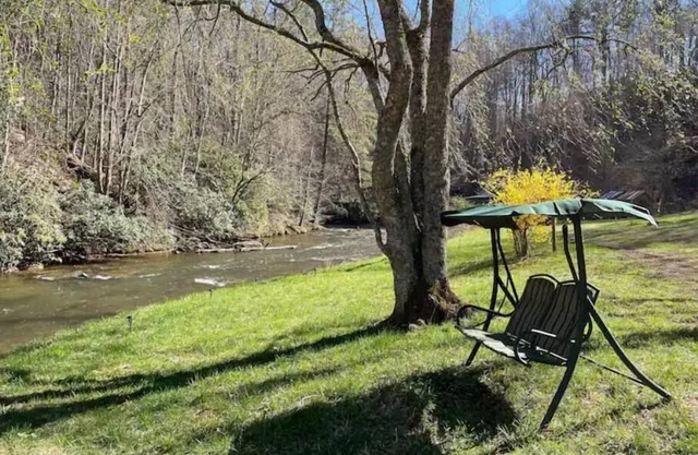 Cozy creek side cabin. Pet Friendly. Single Story, with ramp at entry