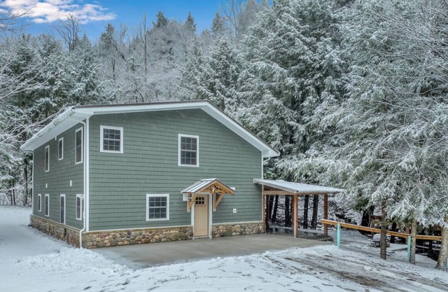 Cozy creekside cabin w/ hot tub