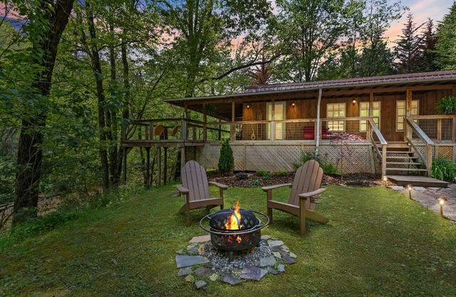Cozy creekside cabin w barrel sauna, covered wraparound deck - pet friendly!
