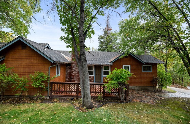 Cozy Cub Cabin - Walk to Lake & Village, Fireplace, Deck