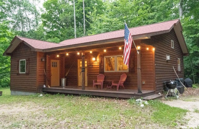 Cozy custom cabin with high-end amenities. 75% of our renters are return guests!