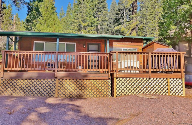 Cozy & Cute Studio Cabin, Pet Friendly with Large Deck On The Lakeshore