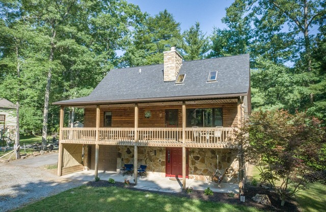 Cozy DCL Cabin with Hot Tub Firepit & Dock Slip