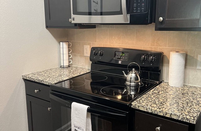 Cozy deluxe apartment in Columbia min. away from restaurants & shopping centers.