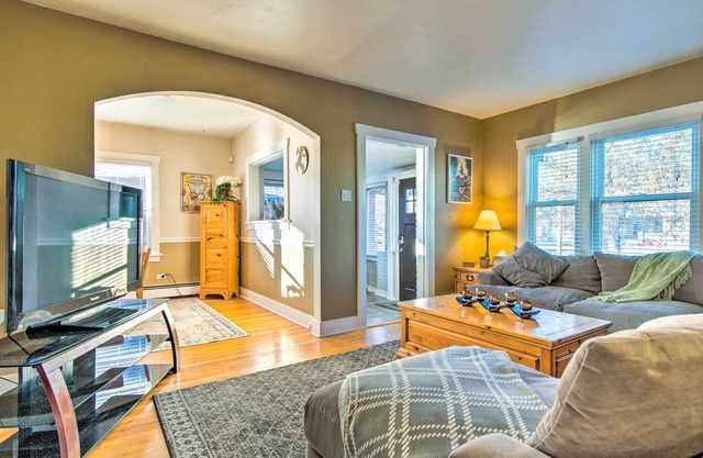 Cozy Denver Home w/Full Kitchen: 4 Mi to Downtown