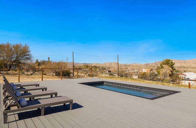 Cozy Desert home w/private pool, fire pit, work desk - minutes to town