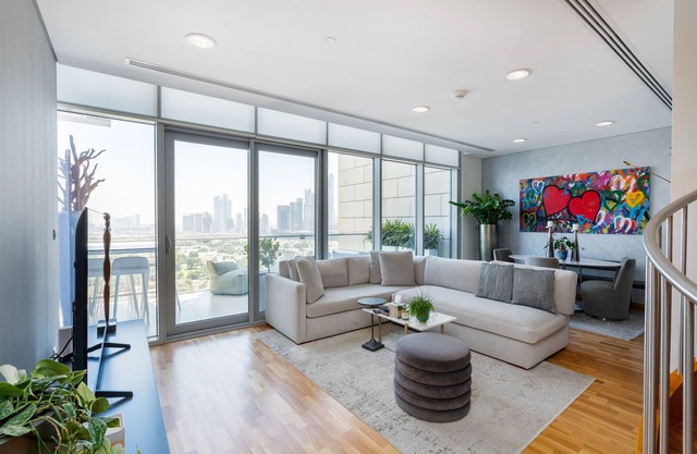 Cozy DIFC Duplex w/Burj View, Pool and Gym