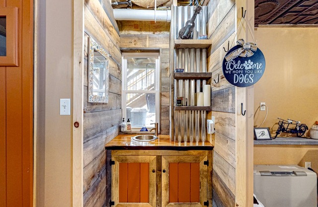 Cozy, dog-friendly cabin with woodstove - steps to trails, minutes to Sugarloaf