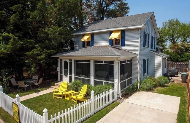 Cozy Dog-Friendly Cottage, Steps to Rehoboth Beach & Boardwalk!