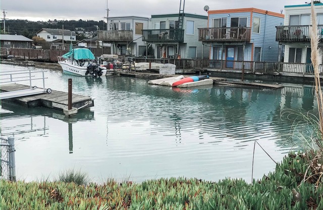 Cozy Dog Friendly Bay Cottage on the Canal, BBQ and private patio