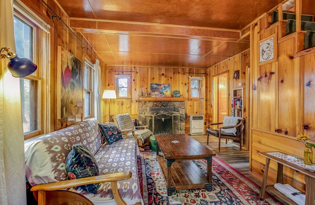 Cozy dog friendly cabin w/large deck, original rock fireplace & loft bedroom