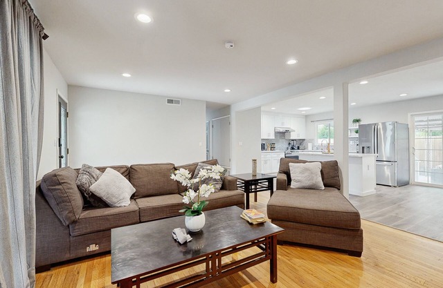 Cozy dog friendly home w/patio - near Sacramento State University & Downtown