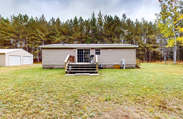 Cozy, dog-friendly home with on-site snowmobile/ATV trails & firepit