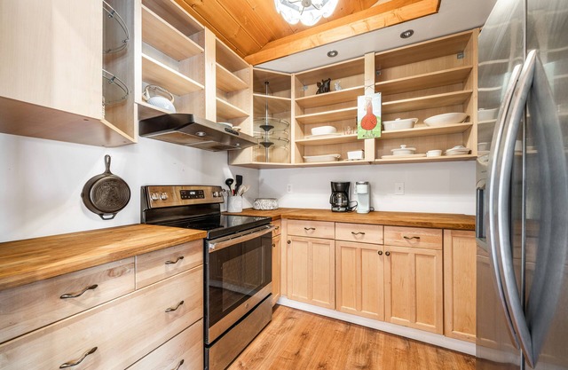 Cozy dog-friendly home with mountain views, large balcony, wood stove & AC