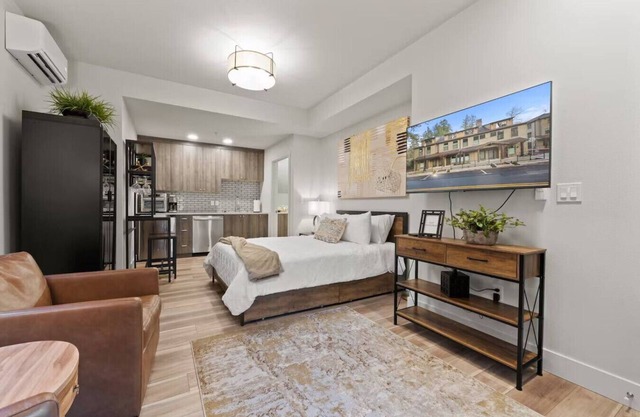Cozy Dog-Friendly Lake Oswego Studio Apartment