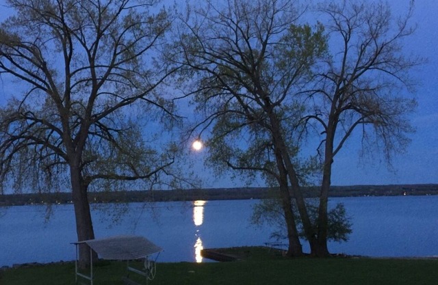 Cozy Dog-friendly Lakefront Vacation Getaway on Cayuga Lake
