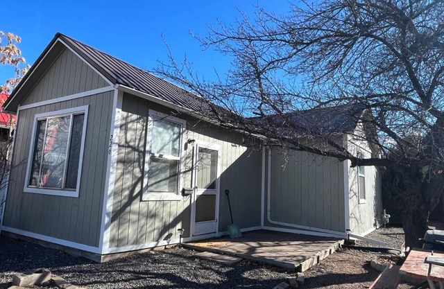Cozy downtown bungalow minutes from Black Canyon