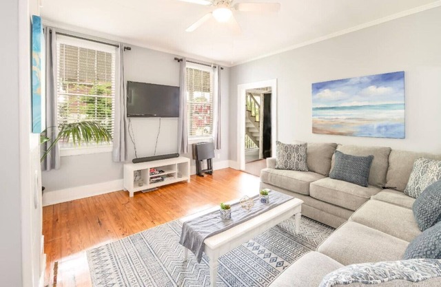 Cozy Downtown Charleston Apt