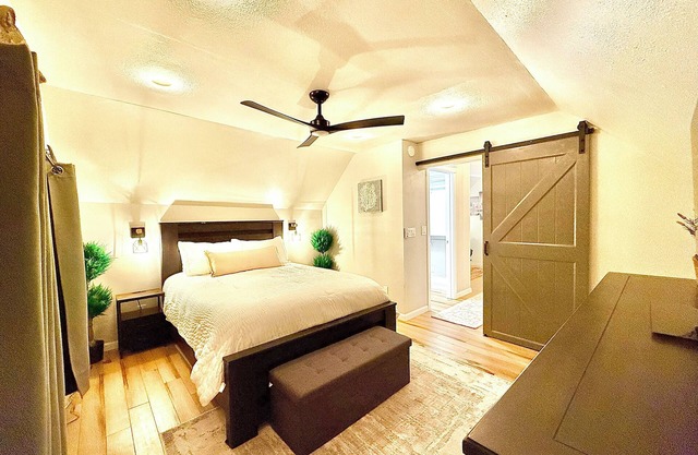 Cozy Downtown Loft/Private Office & Walk-in Closet