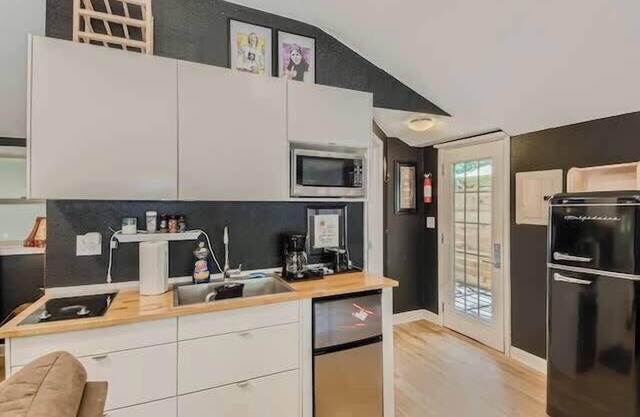 Cozy, Eclectic, Quiet Studio-Walk to the Square!